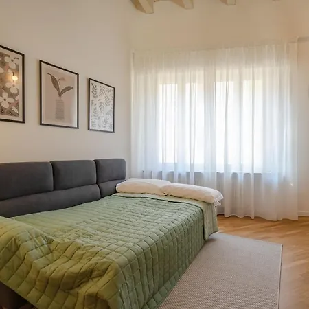 Center Duplex Elegant With Netflix *